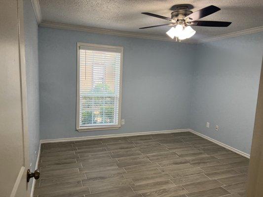 Living room with faux-wood ceramic tile in one of our GraniteSuiperDeluxe (GSD) apartments