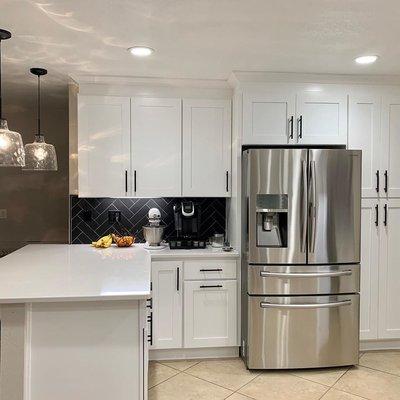 Layered lighting completes kitchen design. Recessed lights, under cabinet lights and accent pendant working together!