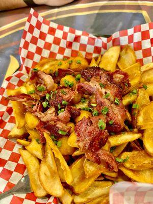 Highland poutine- corned beef, chips, and fried cheese curds with the gravy drippings! This was another stunner!!