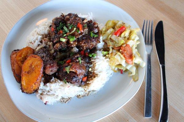 Oxtail with rice & peas, vegetables and sweet plantains