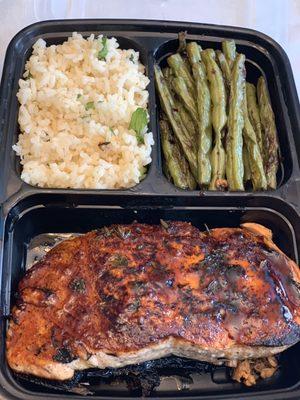 Salmon entree w/ cilantro rice and green beans