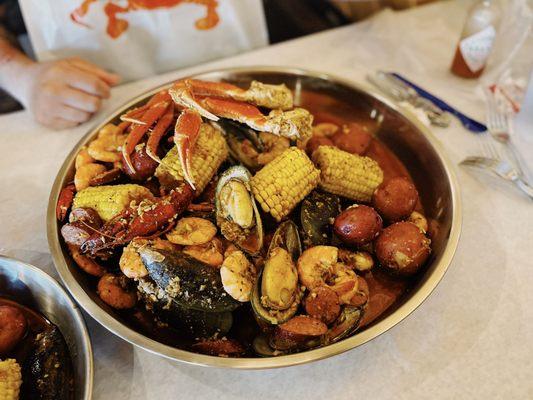 Snow Crab Legs, Corn, Sausage, Red Potatoes, Green Mussels, Headless Shrimp, Crawfish