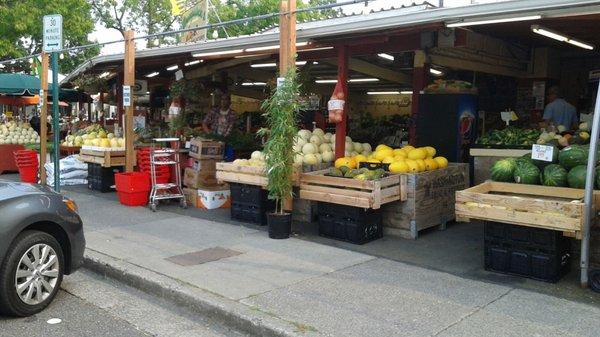 Love this local outdoor produce market!