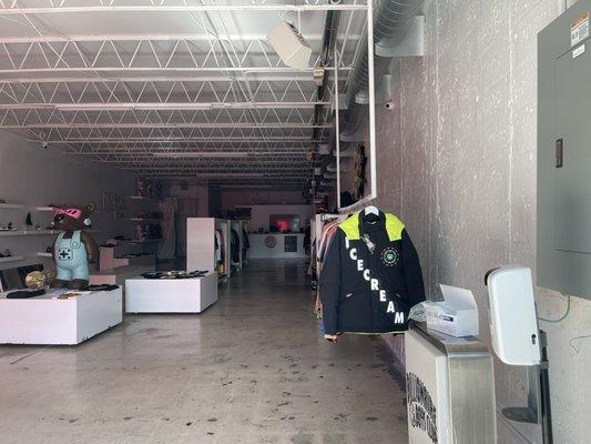 Inside store ... no lights ... no workers ‍