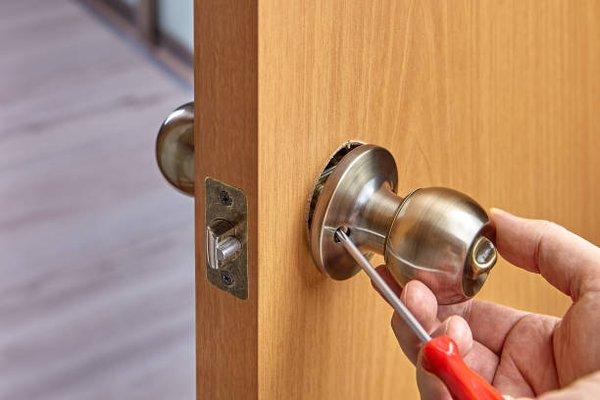 Installing a knob door lock