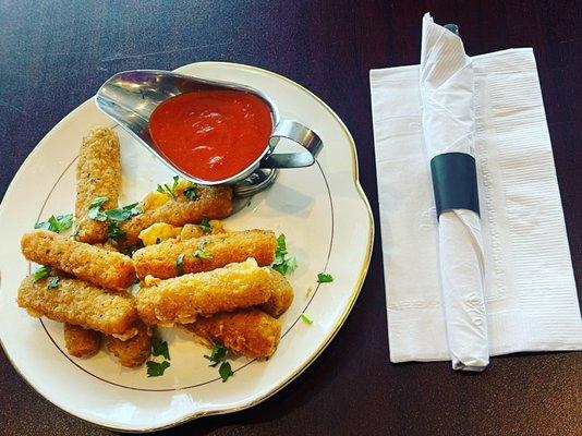 Cheese mozzarella sticks served with marinara salsa.