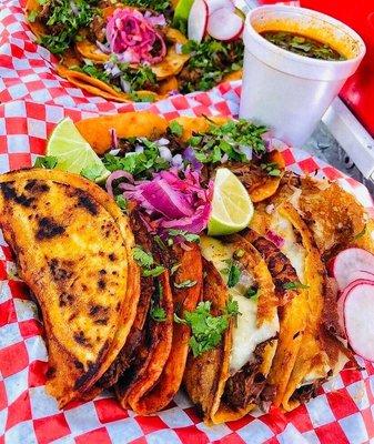 Tacos de birria con queso y consomé delicias