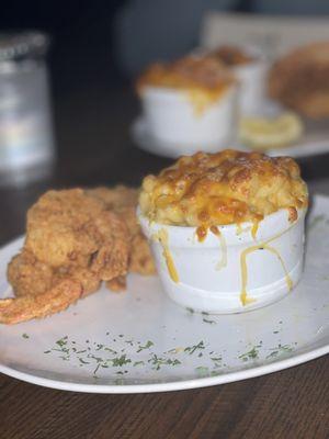 Fried shrimp with macaroni and cheese