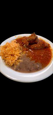 Costillas de Puerco en salsa roja 

Pork ribs in red sauce 

( comes with rice , beans and tortillas )