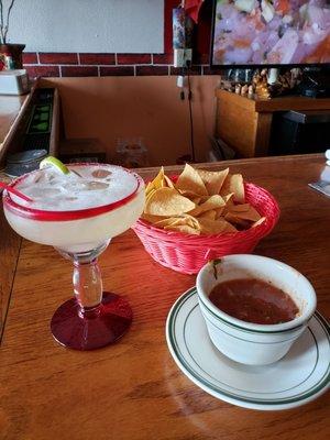 Plain Margarita w/chips and dip.. yummy!