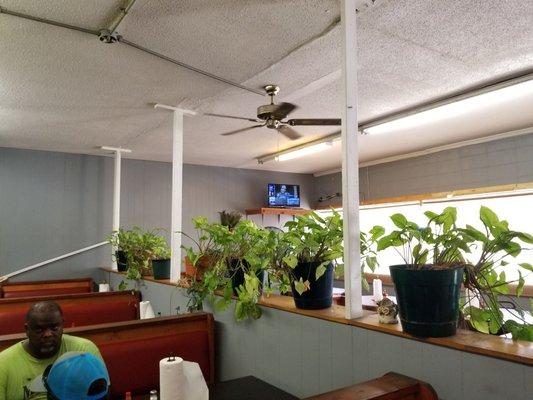 Photo of seating area inside Copper Kettle Restaurant in Holly Springs, MS.