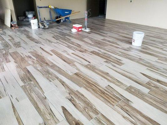 Porcelain plank tile with a random pattern