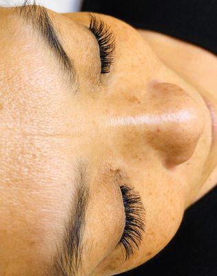 Eyelashes extensions by Mary