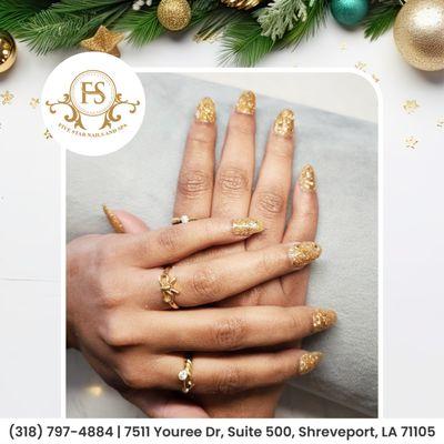 Golden glitter and holiday magic in one look!  These gold glitter Christmas nails are here to add the perfect sparkle to your season.