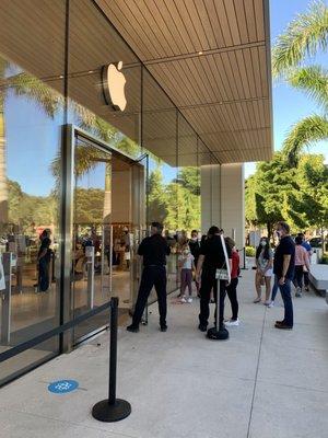 Lines outside apple as usual