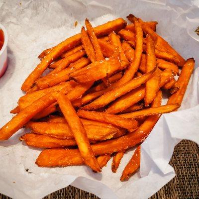 Medium sweet potato fries, 4/5. IG: @take.a.bite.with.me