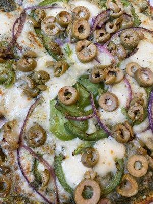 Gf crust, pesto sauce, mozzarella Parmesan, fresh mozzarella, red onion, green pepper, green olive, the bomb seasoning