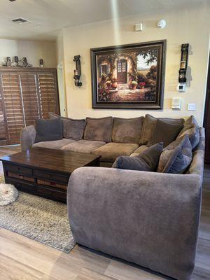 #3 Pic Brown cloth fabric sectional. 6 seat cushions, 7 back cushions.  3 dark brown throw pillows  Good  (condition B+ grade)  sgs 4-9-24