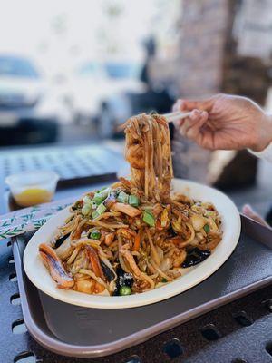 Bokkeummyeon (stir-fried noodles with seafood, pork, & vegetables); IG: @courtneyy_fiteats