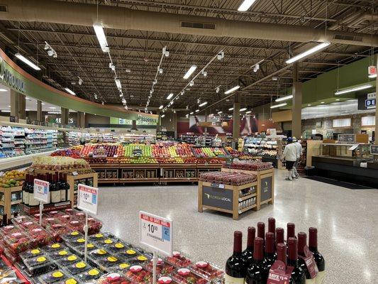 Big open aisles and fresh produce