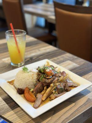 Lomo saltado and jugo de maracuyá