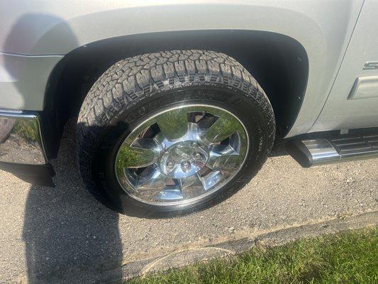 Goodyear Wrangler Workhorse AT
 275/55R20 4 new Tires