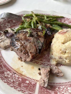 Filet mashed potatoes and green beans. Absolutely delicious.