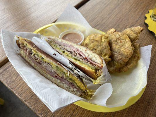 Sandwich with tostones