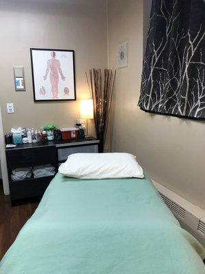 Step into our acupuncture room and feel at ease with our zen atmosphere.