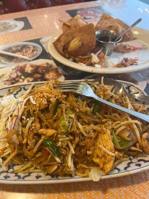 Chicken pad Thai & fried Won tons. Delicious