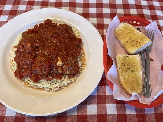 Spaghetti and meatballs with garlic bread