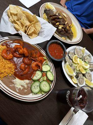 Camarones a la diabla, mojarra frita, ostiones en su concha