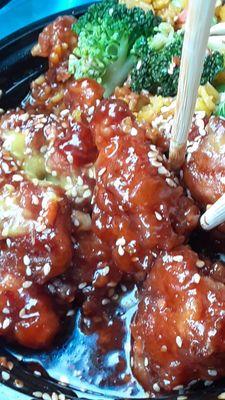 Lunch portion sesame chicken