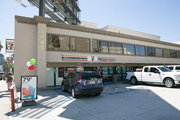 Entrances to large parking lot on both Ventura Blvd and Orion Ave