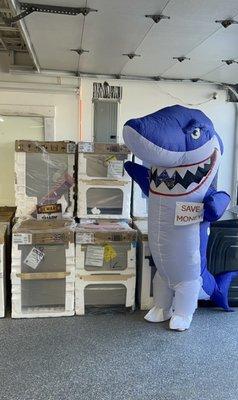 Dinero wants to save you money on these new Bosch 800 series dishwashers!  Appliance Shark has the best price anywhere on these 7 remaining