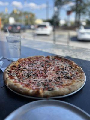 Regular light cheese with crushed tomatoes base and roasted mushrooms!