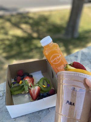 Maca smoothie, fruit tart and a healer juice!! Fresh and clean ingredients. Additionally, supporting a family own business.