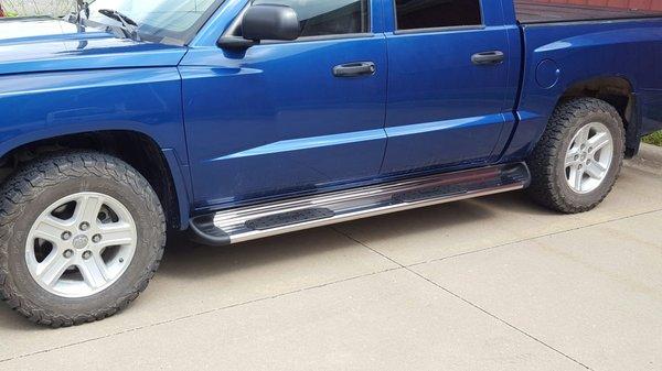 Added some great-looking Luverne stainless steel side entry steps to this well-kept Dodge Dakota!