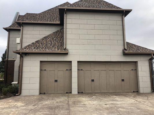 Round hammered gutters  look great!