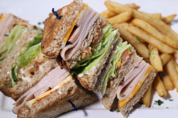 Buck's Club
Smoked turkey, bacon, iceberg lettuce, tomato, mayo and Colby cheese served on wheat bread.