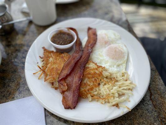 Eggs, bacon and hash brown