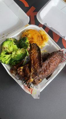 Lemon pepper turkey wing w/ broccoli and Mac