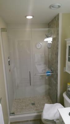 Frameless glass door