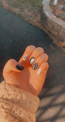 Black and white trend nails