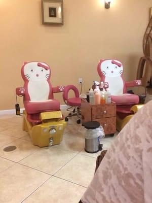 Pedicure seats for the little ones. Great for a mommy n me date.