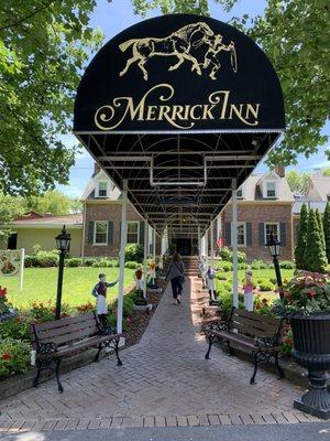 Nice entrance and tribute to winning horses in the jockey statues as you walk in.