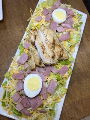 FLIGHT DECK SALAD
romaine topped with grilled chicken, diced tomatoes, Canadian bacon, cheddar, diced egg, and a choice of dressing