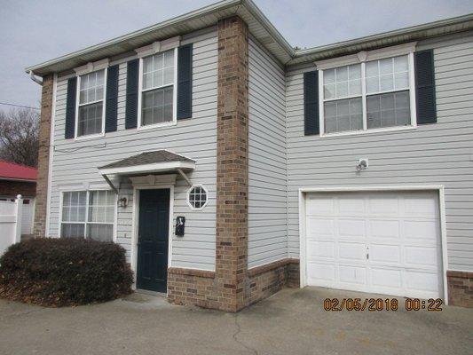 Enjoy this town home just one mile from Downtown Bentonville! 3 bdroom, 2.5 bath, 1 car garage. $950/mo call for more details!