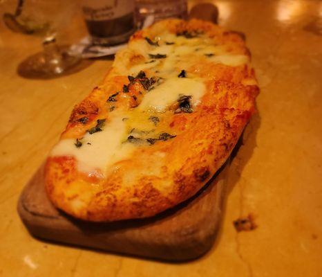 Margherita flatbread