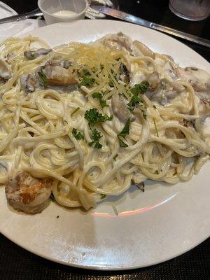 Shrimp and mushrooms spaghetti with alfredo sauce